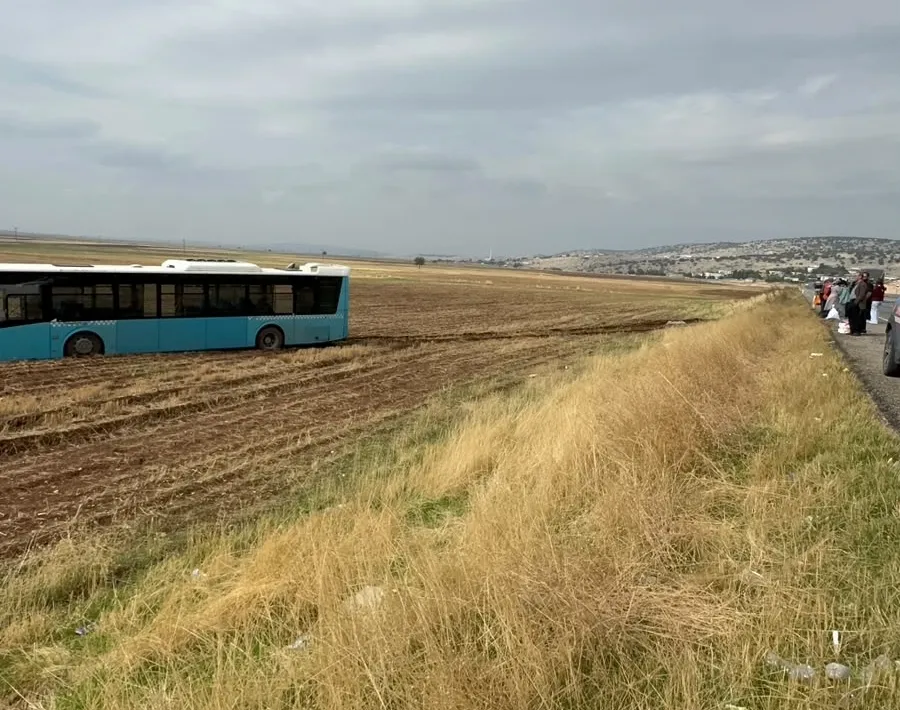 Diyarbakır'da yolcu otobüsü kontrolden çıkarak tarlaya girdi