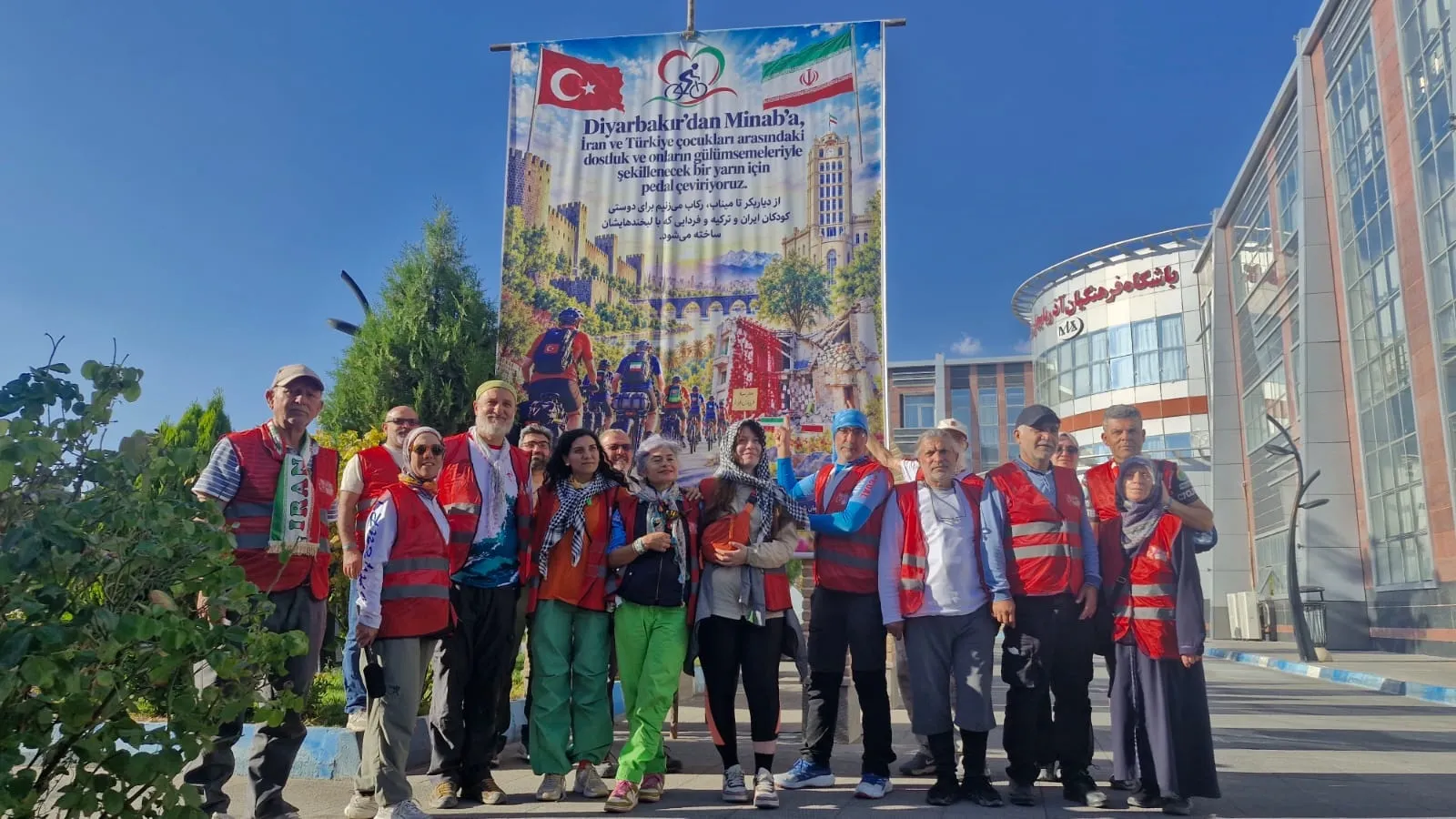İran'da öldürülen çocuklar için 2 bin 865 kilometre pedal çevirdiler