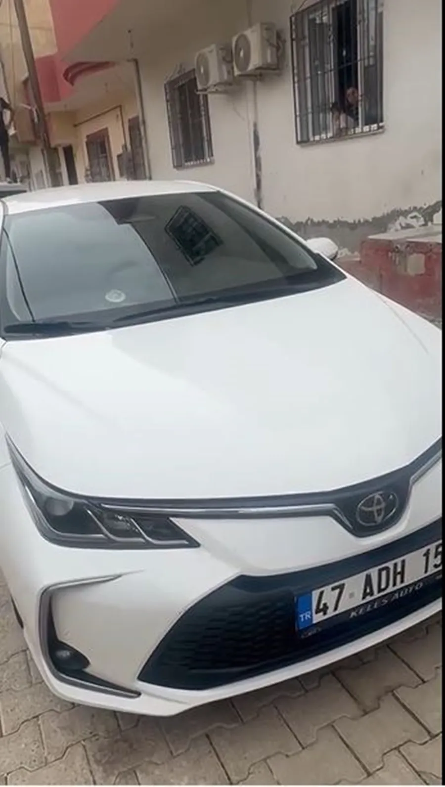 Kızıltepe'de park halindeki otomobile yorgun mermi isabet etti