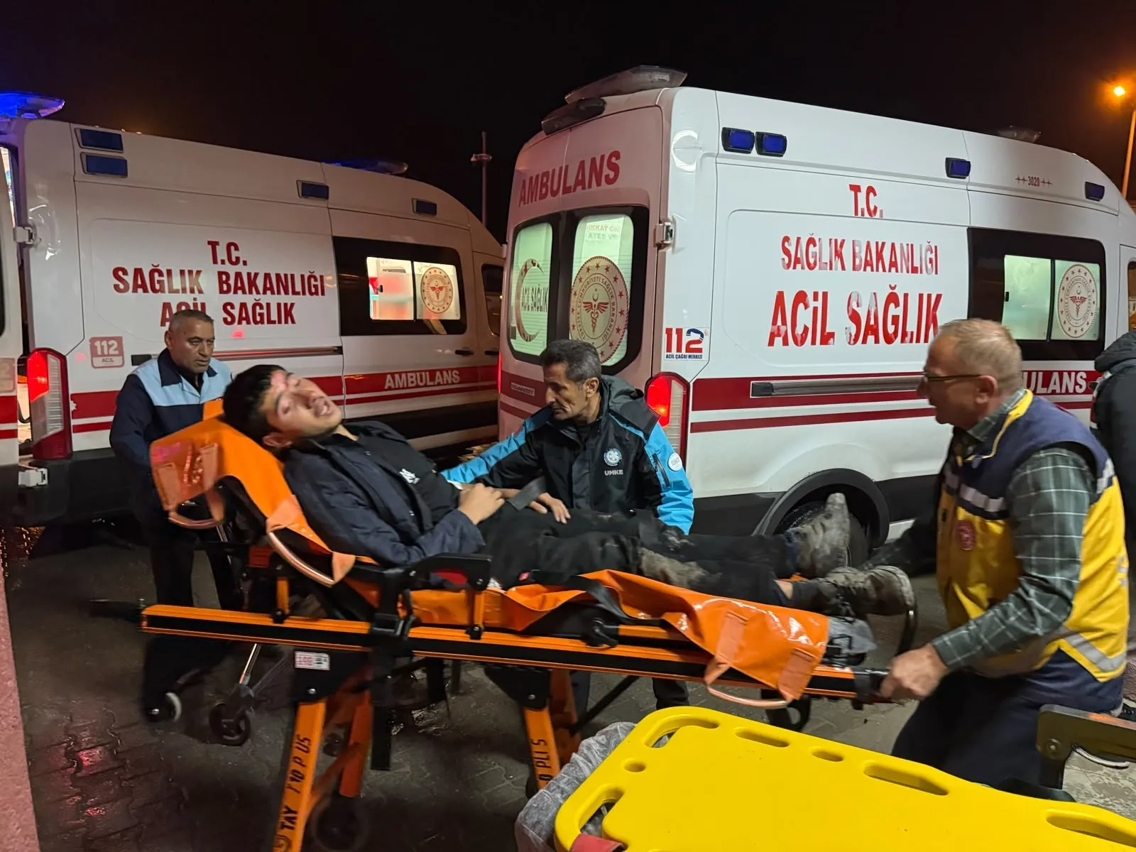 Hakkari'de kaçak göçmenleri taşıyan minibüs dereye yuvarlandı 20 yaralı