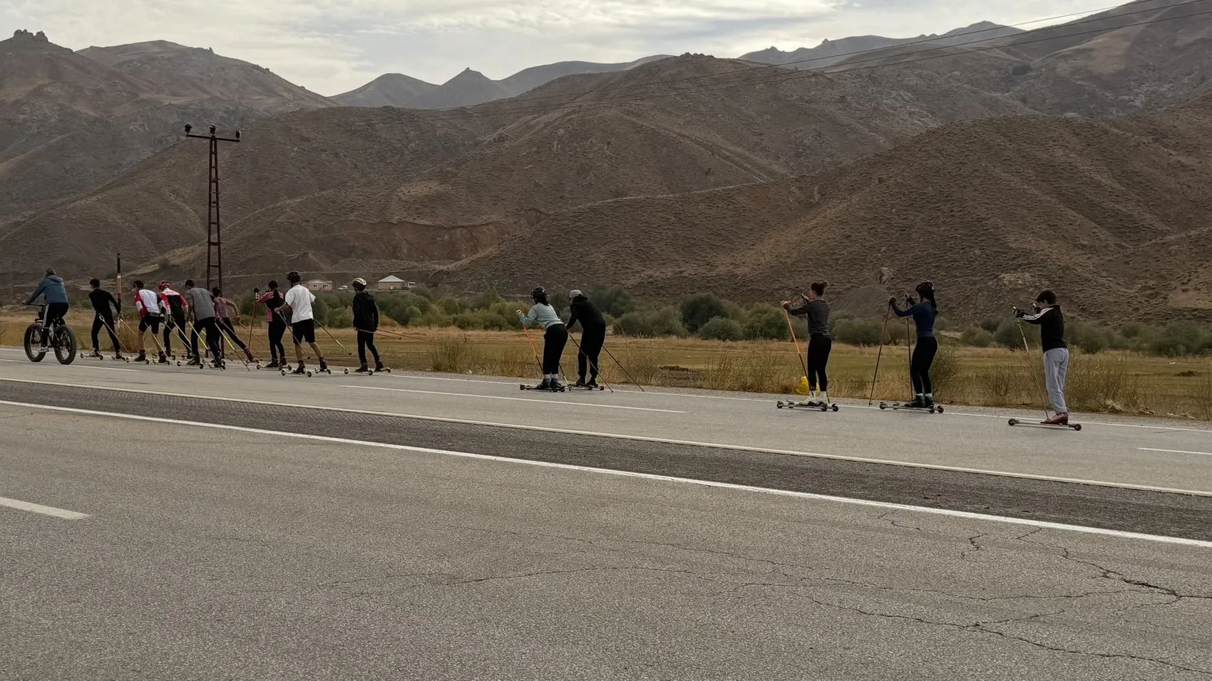 Yüksekova'da sporcular antrenman pisti olmadığı için trafiğin aktığı yollarda çalışıyor