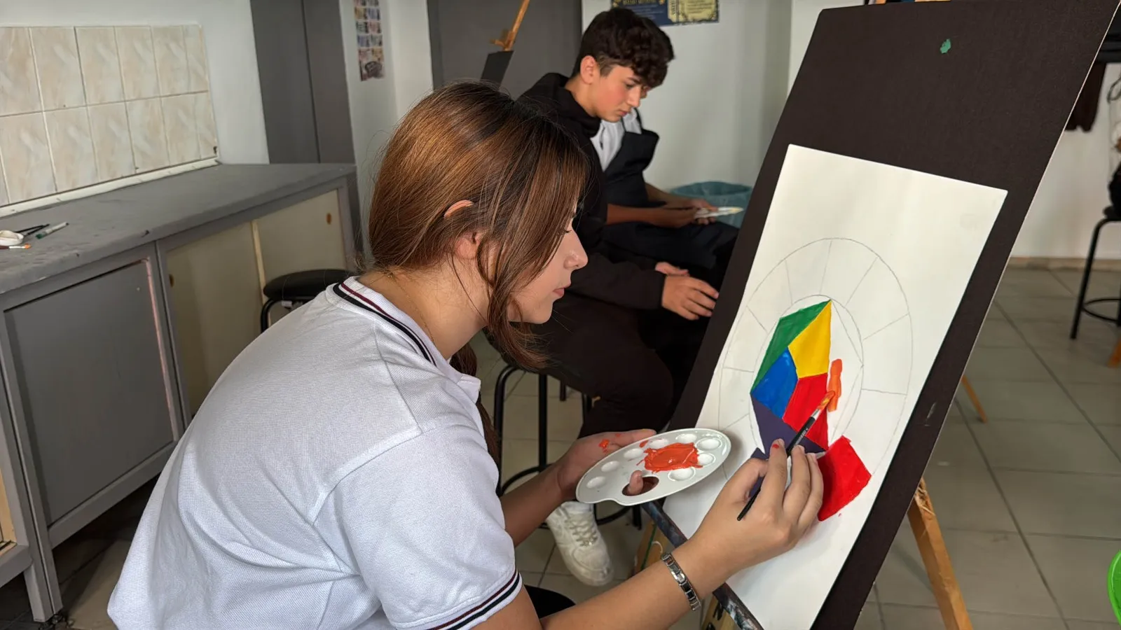 Midyatlı öğrenciler sanat atölyesinde geleceğin ressamları olmak için çalışıyor