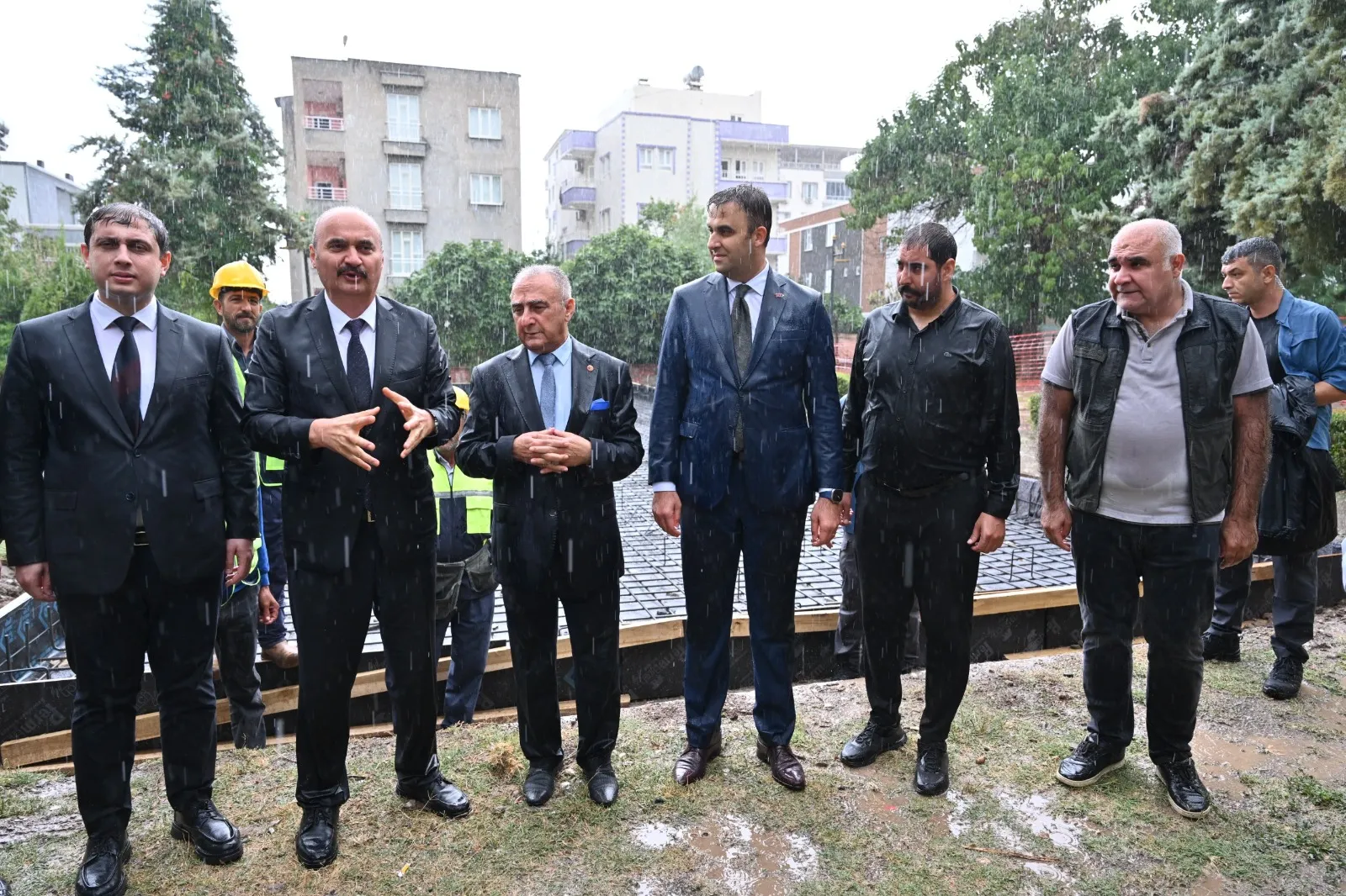 Batman Valisi sağanak yağış altında emekli lokali temelini attı