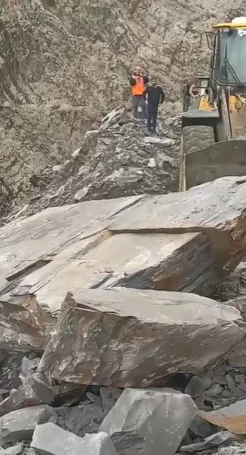 Şırnak ve Beytüşşebap arasındaki ulaşım kaya düşmesi nedeniyle durdu