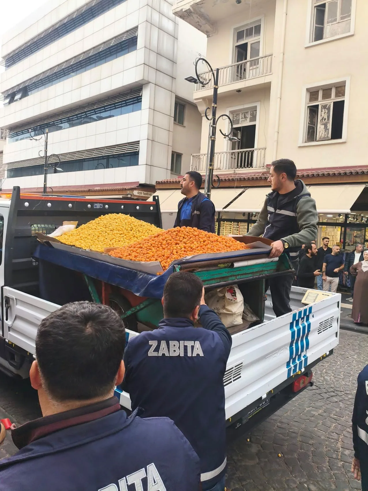 Diyarbakır Sur ilçesinde zabıta ve seyyar satıcı arasında arbede çıktı