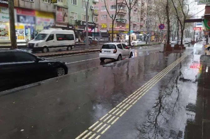 Diyarbakır halkı yağmur nedeniyle "Evde kal" dı