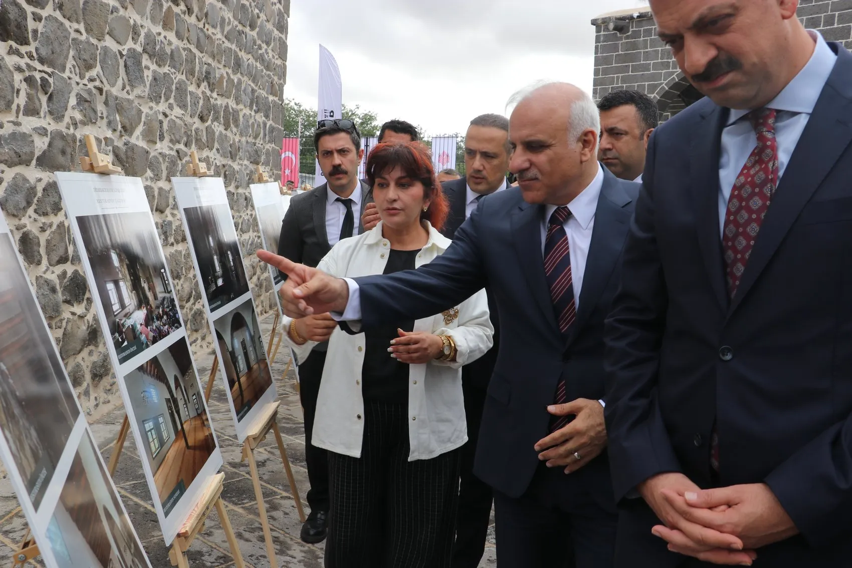 Depremde hasar gören 6 tarihi cami yeniden ibadete açıldı