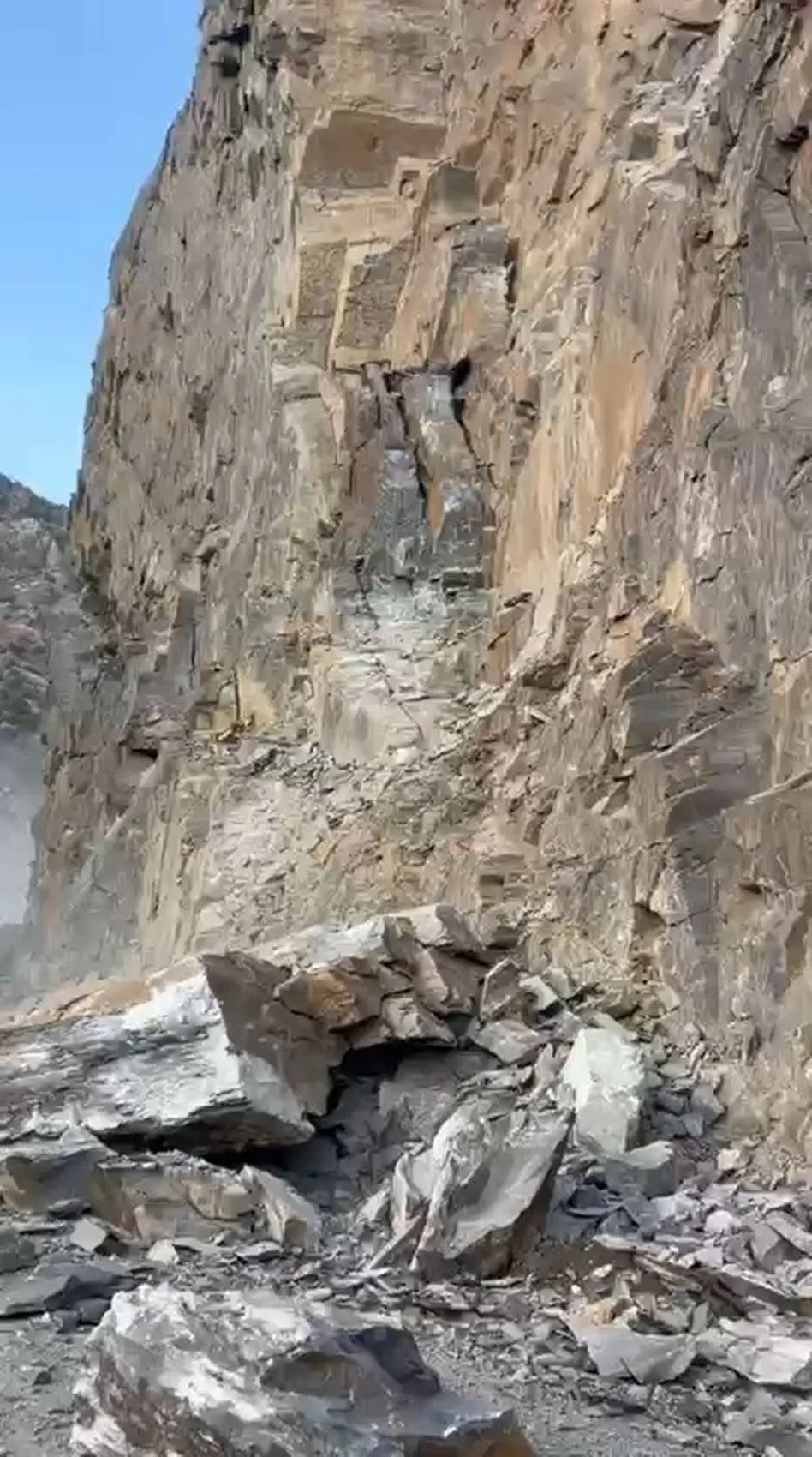 Şırnak'ta tehlikeli kaya blokları profesyonel dağcılarla temizleniyor