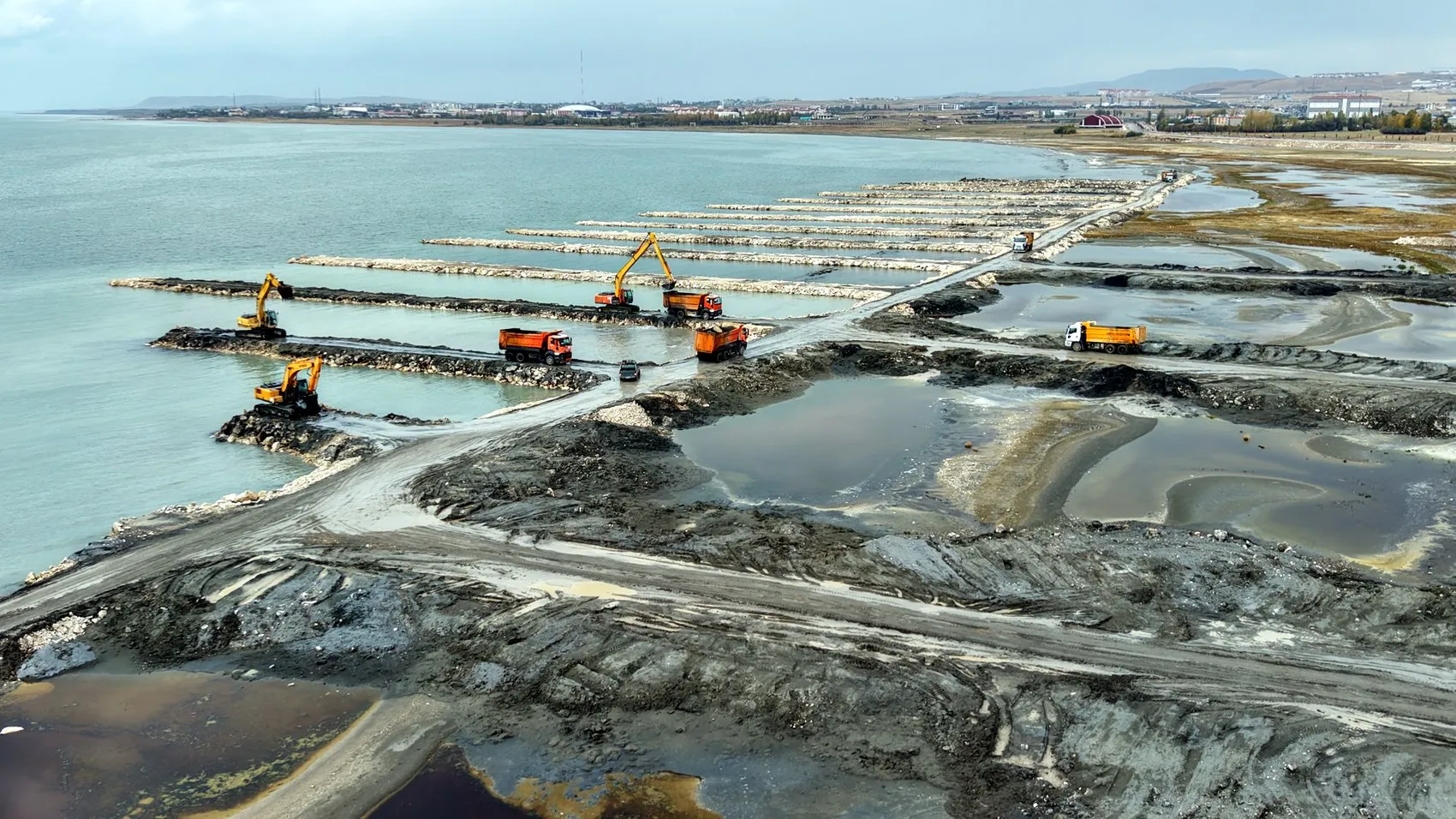 Van Gölü’nde dip temizliği sürüyor: 2 milyon metreküpü aşkın çamur çıkarıldı