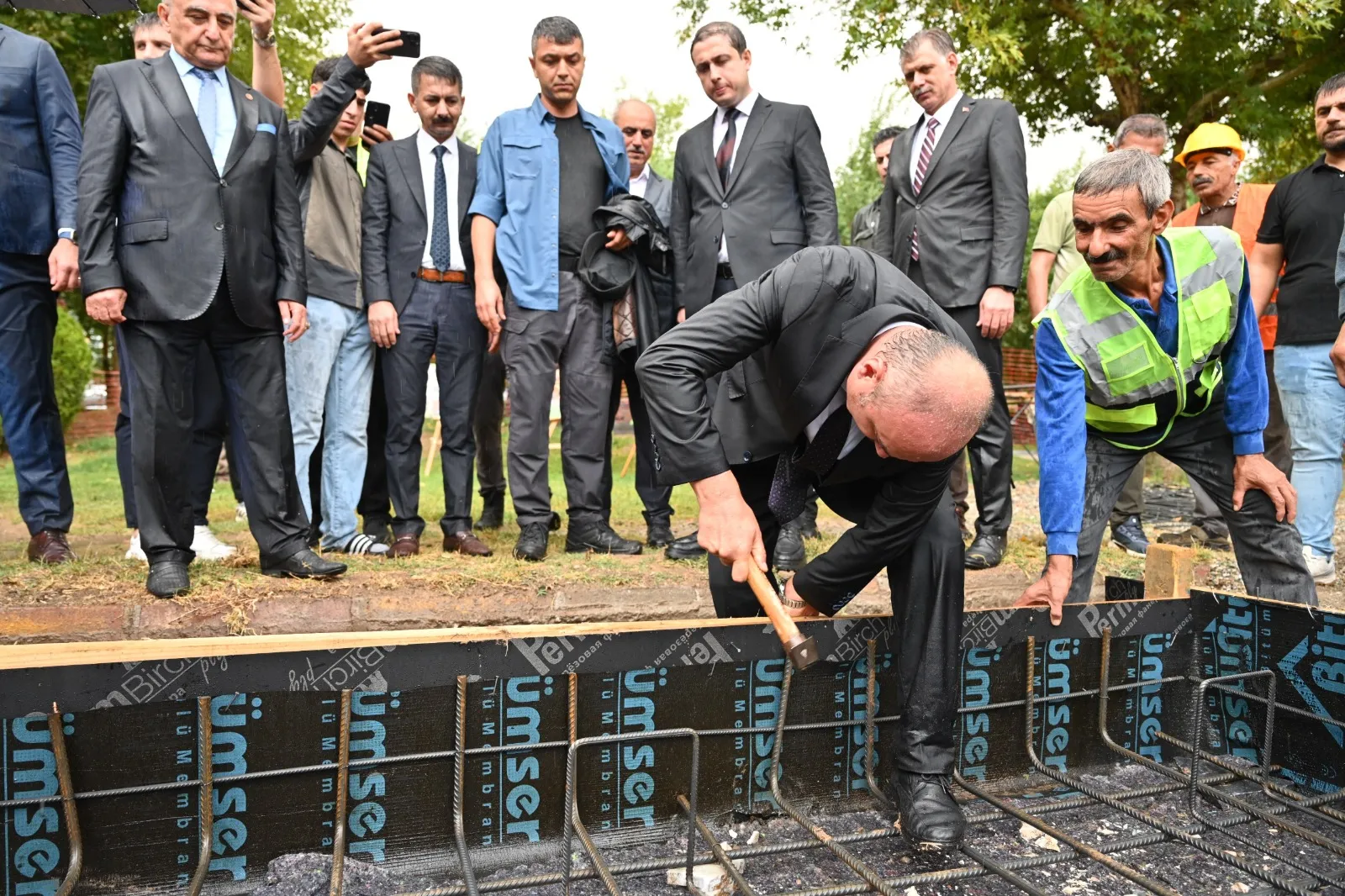 Batman Valisi sağanak yağış altında emekli lokali temelini attı