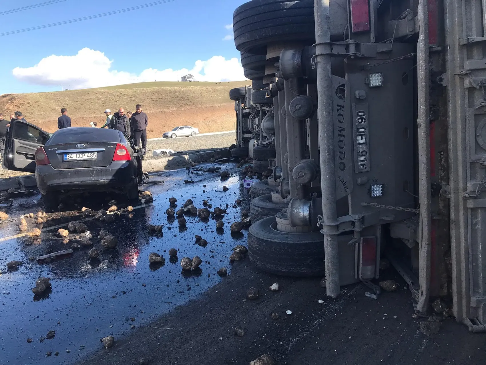 Ağrı Hamur kavşağında pancar yüklü TIR ile otomobil çarpıştı