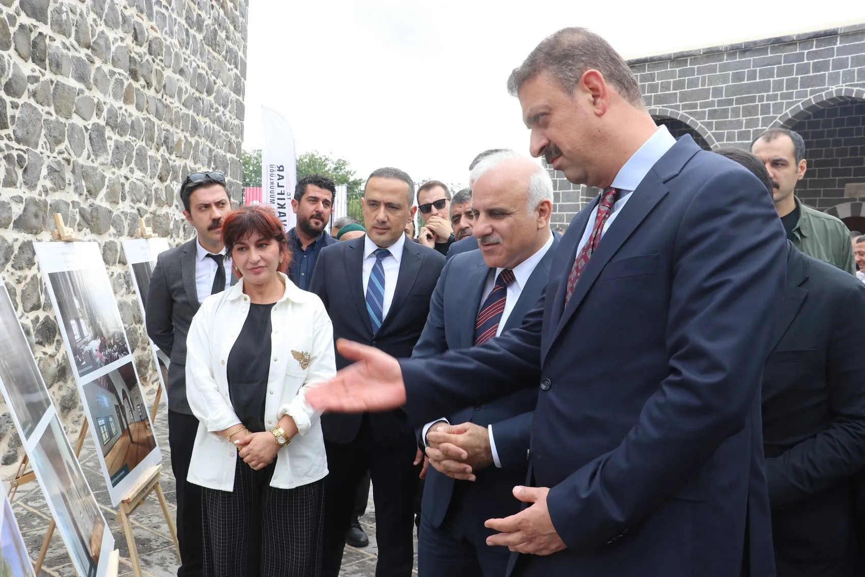 Depremde hasar gören 6 tarihi cami yeniden ibadete açıldı