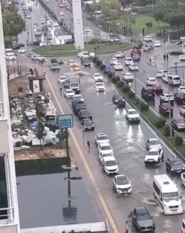 Diyarbakır'da şiddetli sağanak hayatı felç etti
