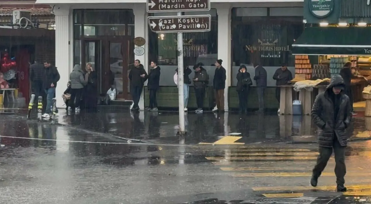 Diyarbakır'da aniden bastıran yağmur hayatı felç etti - Besni Ekspres Gazetesi