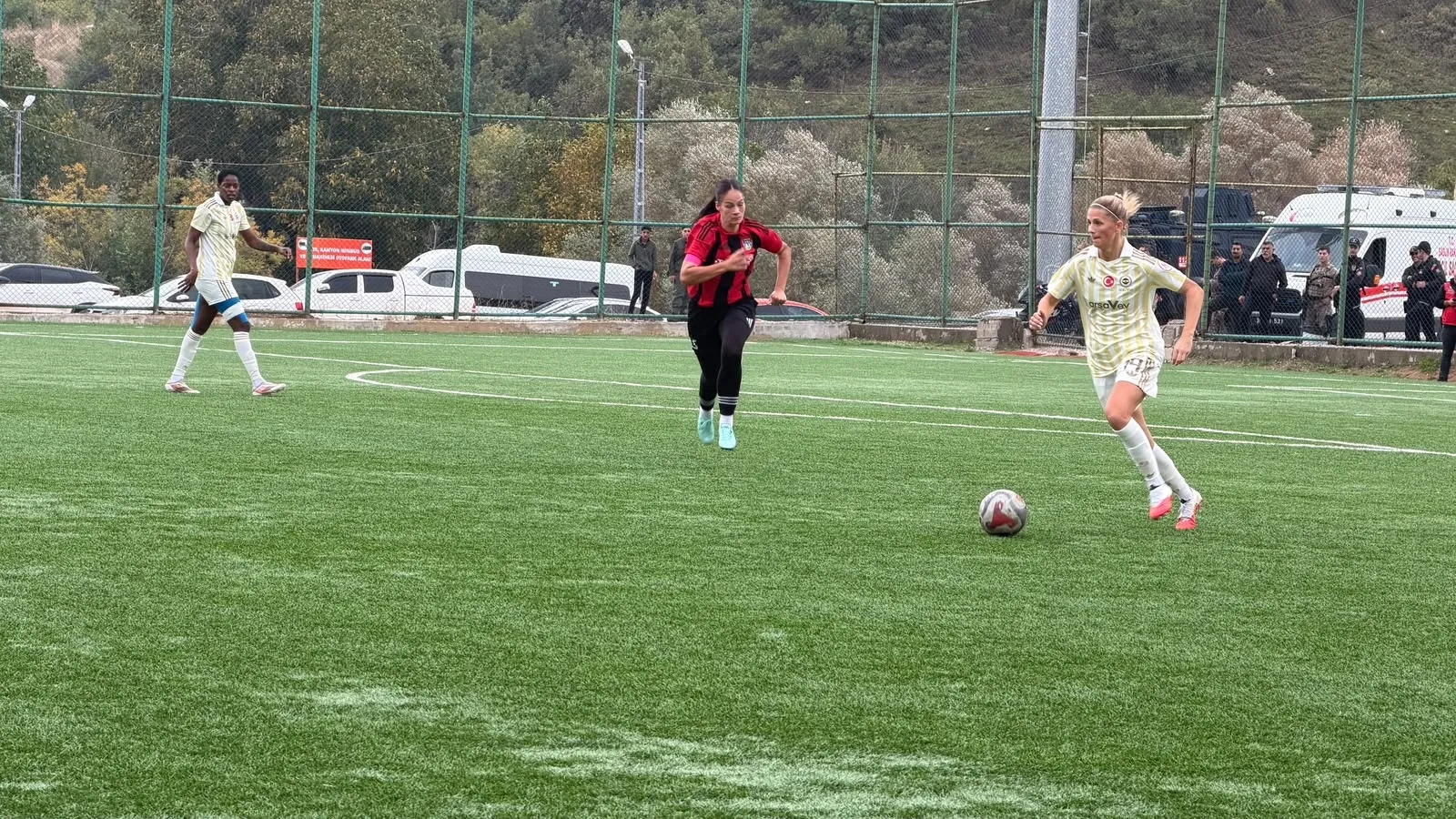 Yüksekova Spor evinde lider Fenerbahçe ile puanları paylaştı