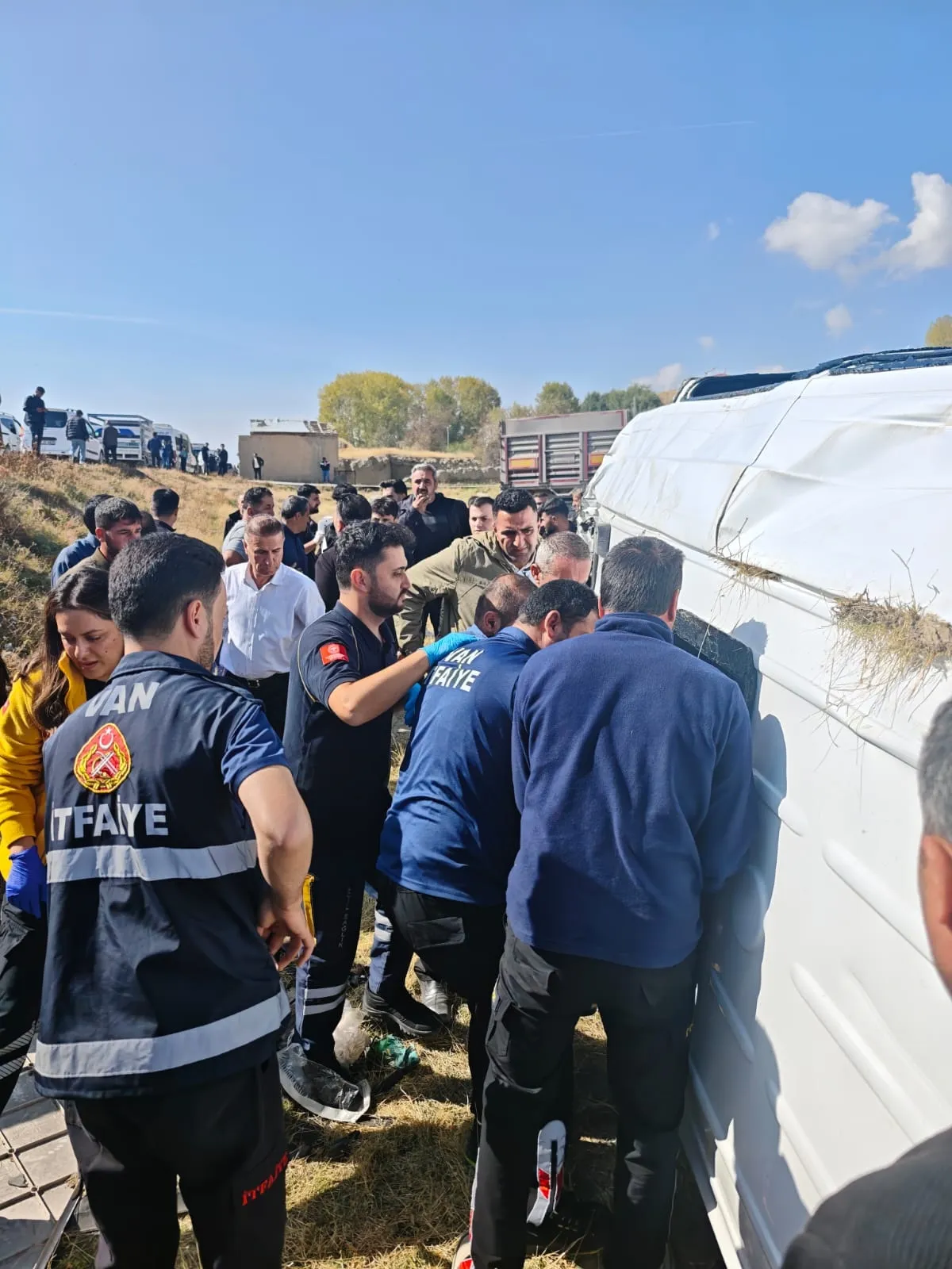 Van Gürpınar yolunda TIR ve minibüs çarpıştı 11 kişi yaralandı