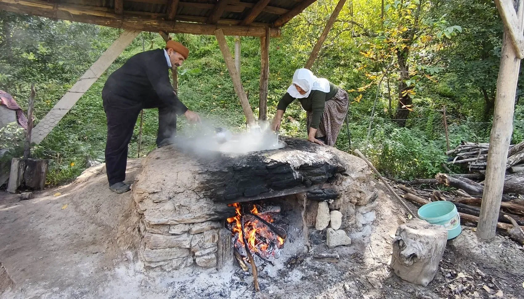 Bitlis Hizan'da asırlık üzüm pekmezi geleneği imece usulüyle yaşatılıyor
