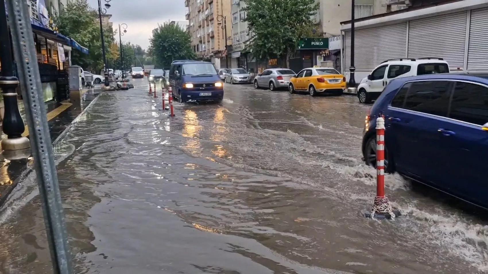 Diyarbakır'da sağanak yağış hayatı felç etti