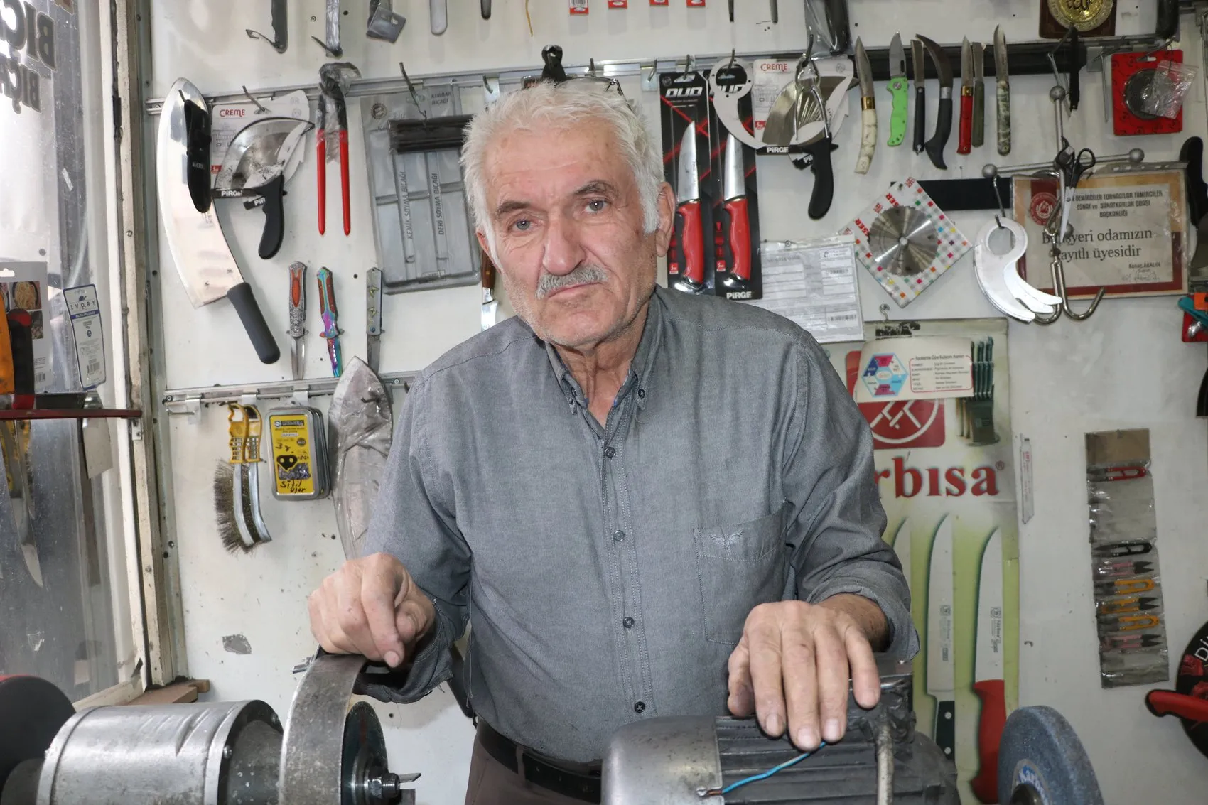 Vanlı Müzbah Usta 60 yıldır baba mesleği bileyiciliği yaşatıyor