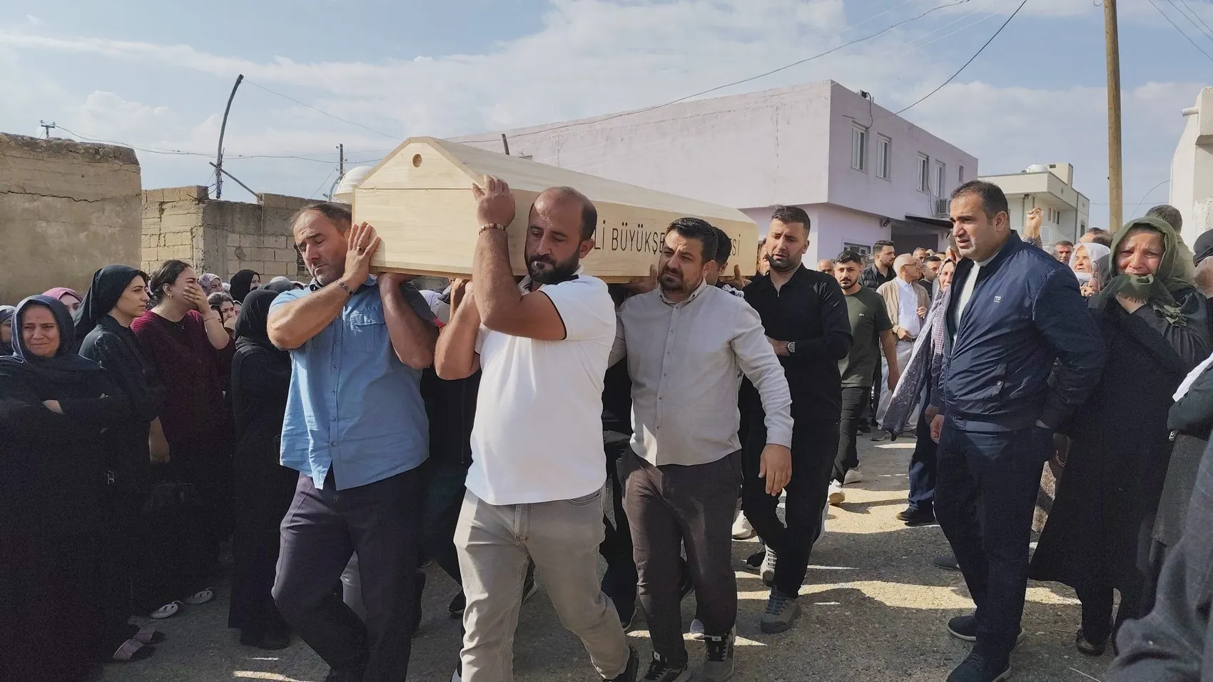 Nusaybin'de su kanalına uçan otomobilde hayatını kaybeden 6 kişi toprağa verildi