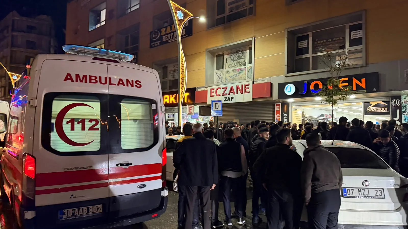 Yüksekova merkezinde silahlı saldırı sonucu üç kişi yaralandı