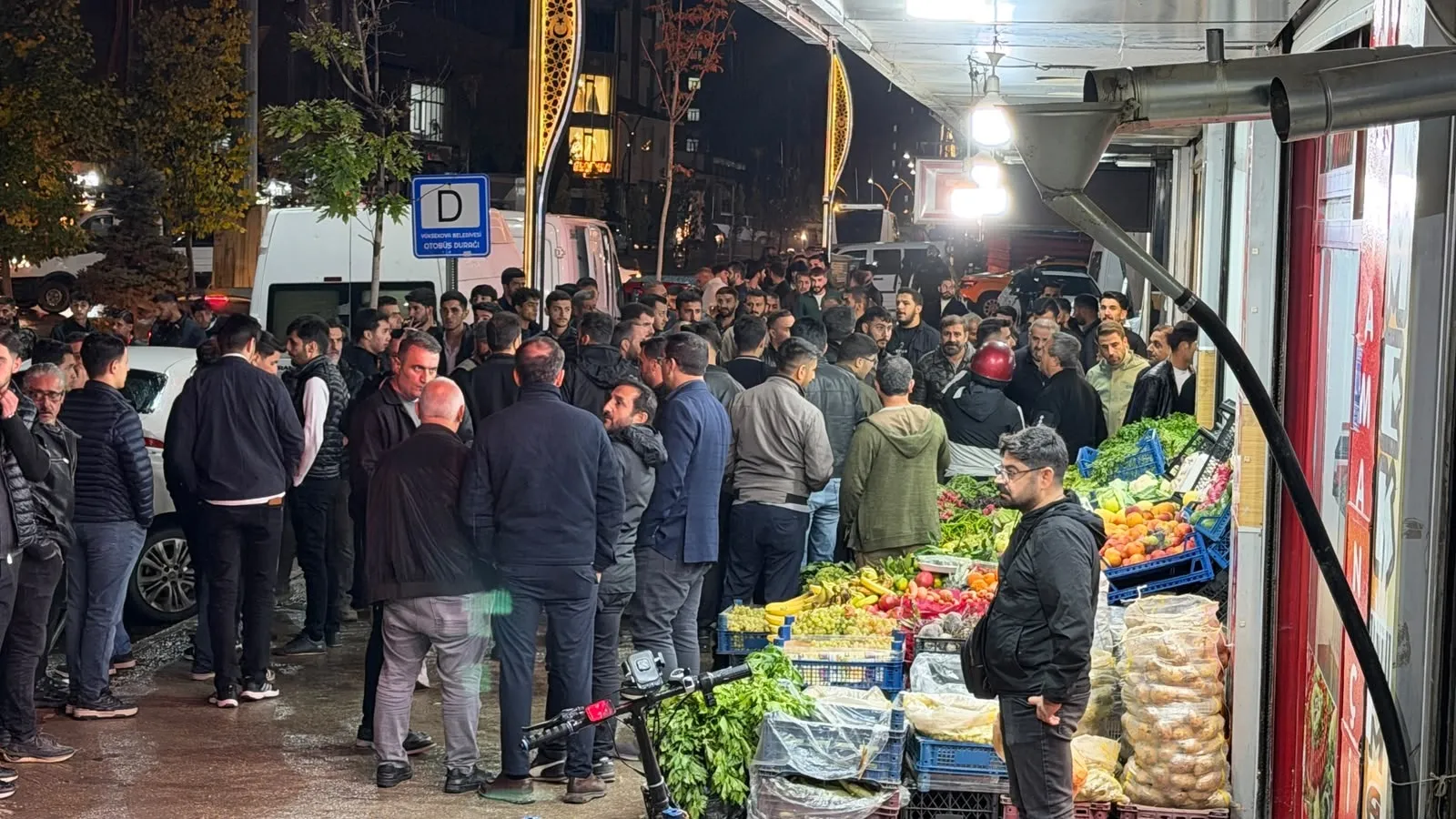 Yüksekova merkezinde silahlı saldırı sonucu üç kişi yaralandı