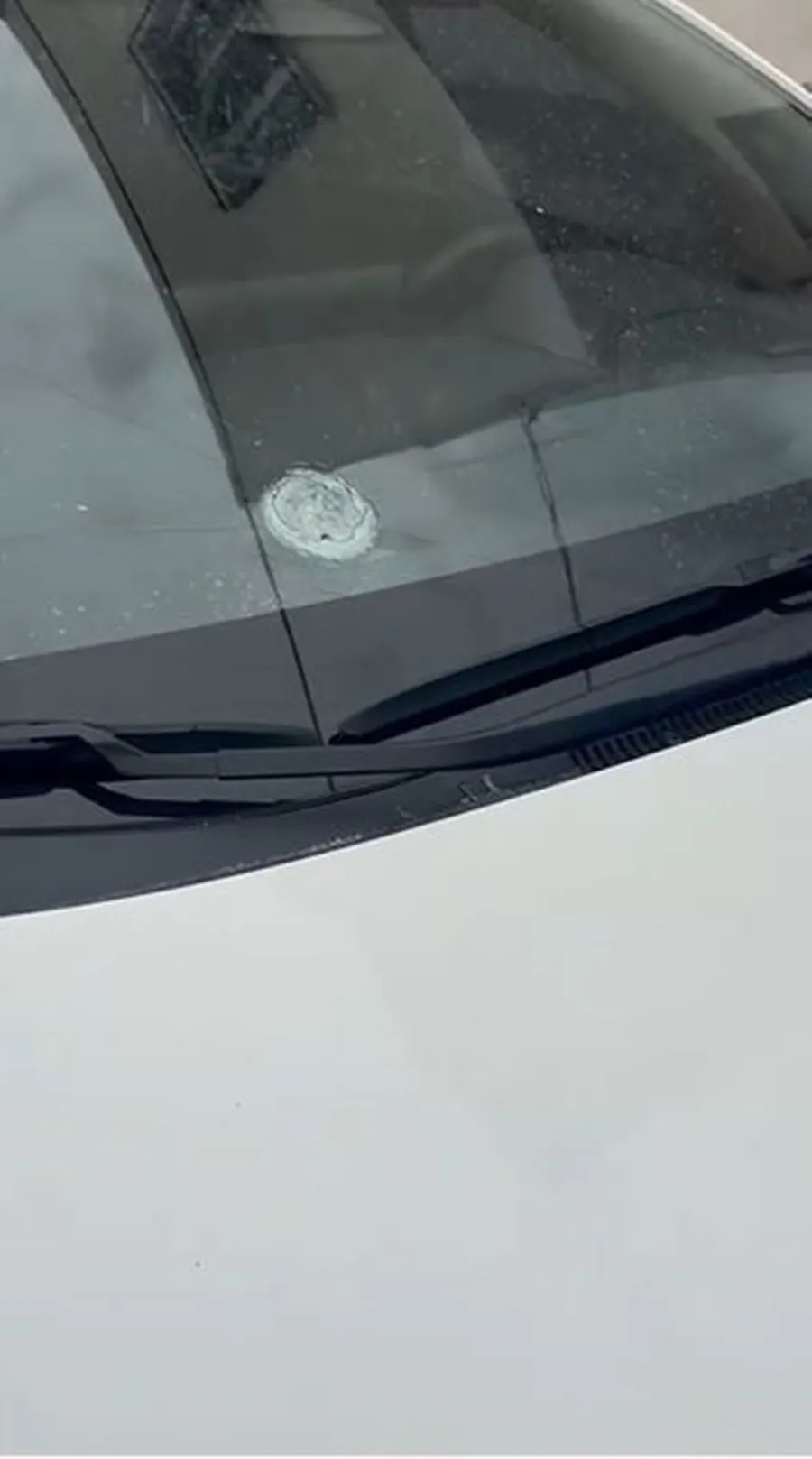 Kızıltepe'de park halindeki otomobile yorgun mermi isabet etti