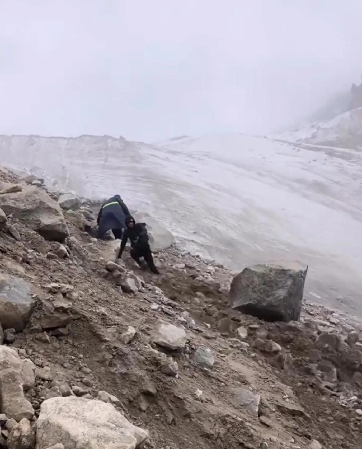 Ağrı Dağı zirve yolunda dağcılar heyelan tehlikesiyle karşı karşıya kaldı