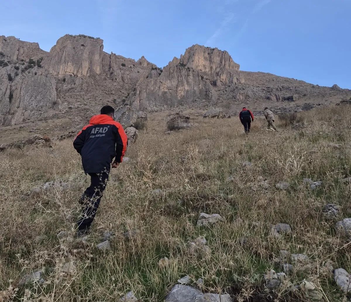 Şırnak'ta kaybolan işitme engelli genç 18 saat sonra mağarada bulundu