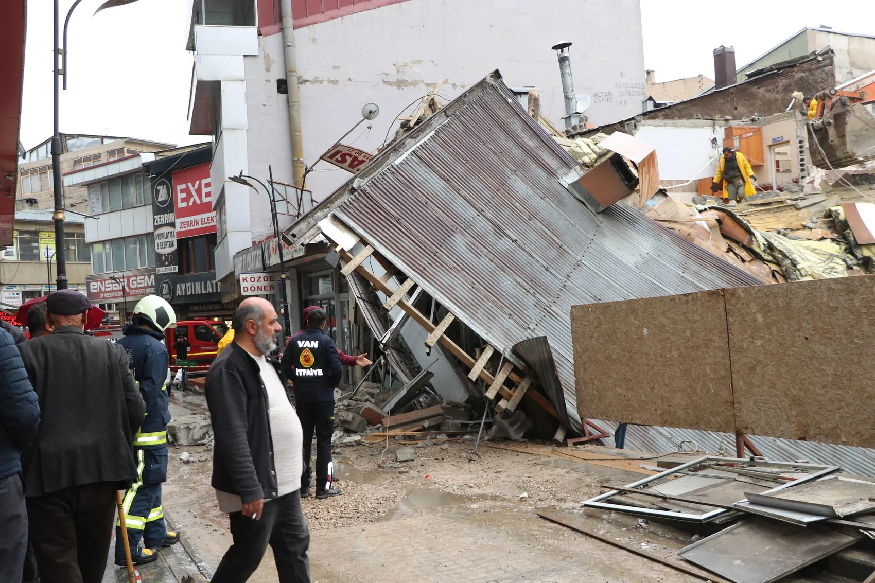Van'da temel kazısı sırasında bitişikteki lokanta büyük bir gürültüyle çöktü