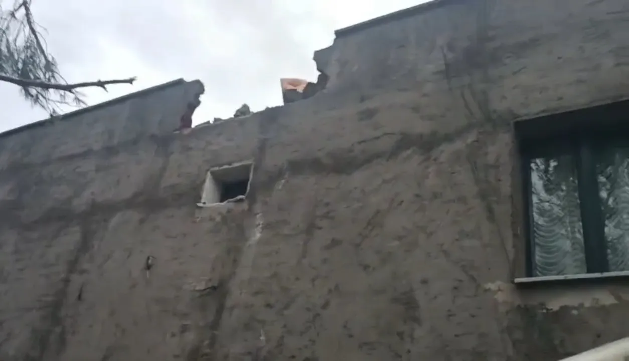 Diyarbakır'da şiddetli rüzgar cami minaresini evin üzerine devirdi