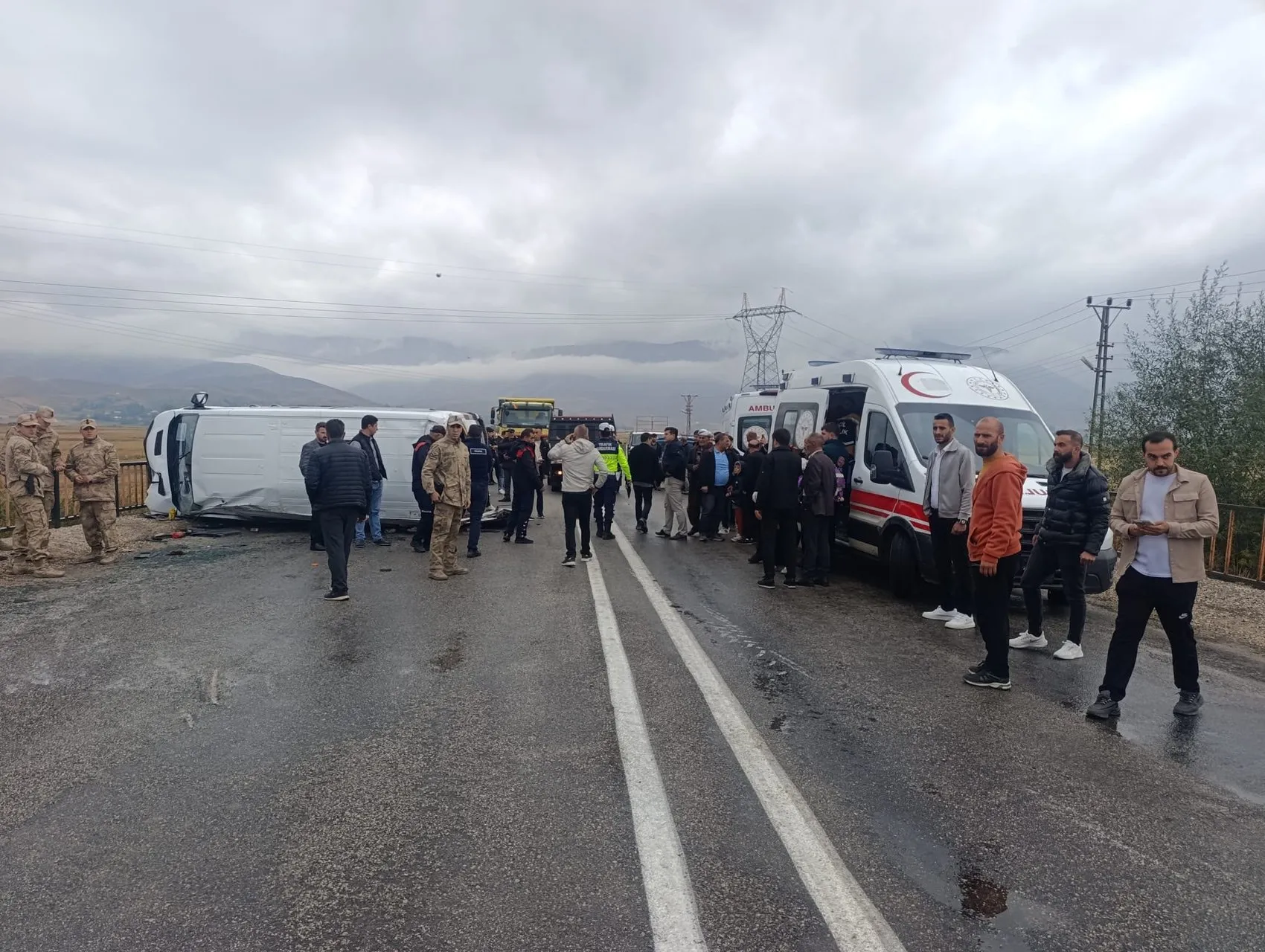 Yüksekova'da öğrenci servisi devrildi 12 yaralı
