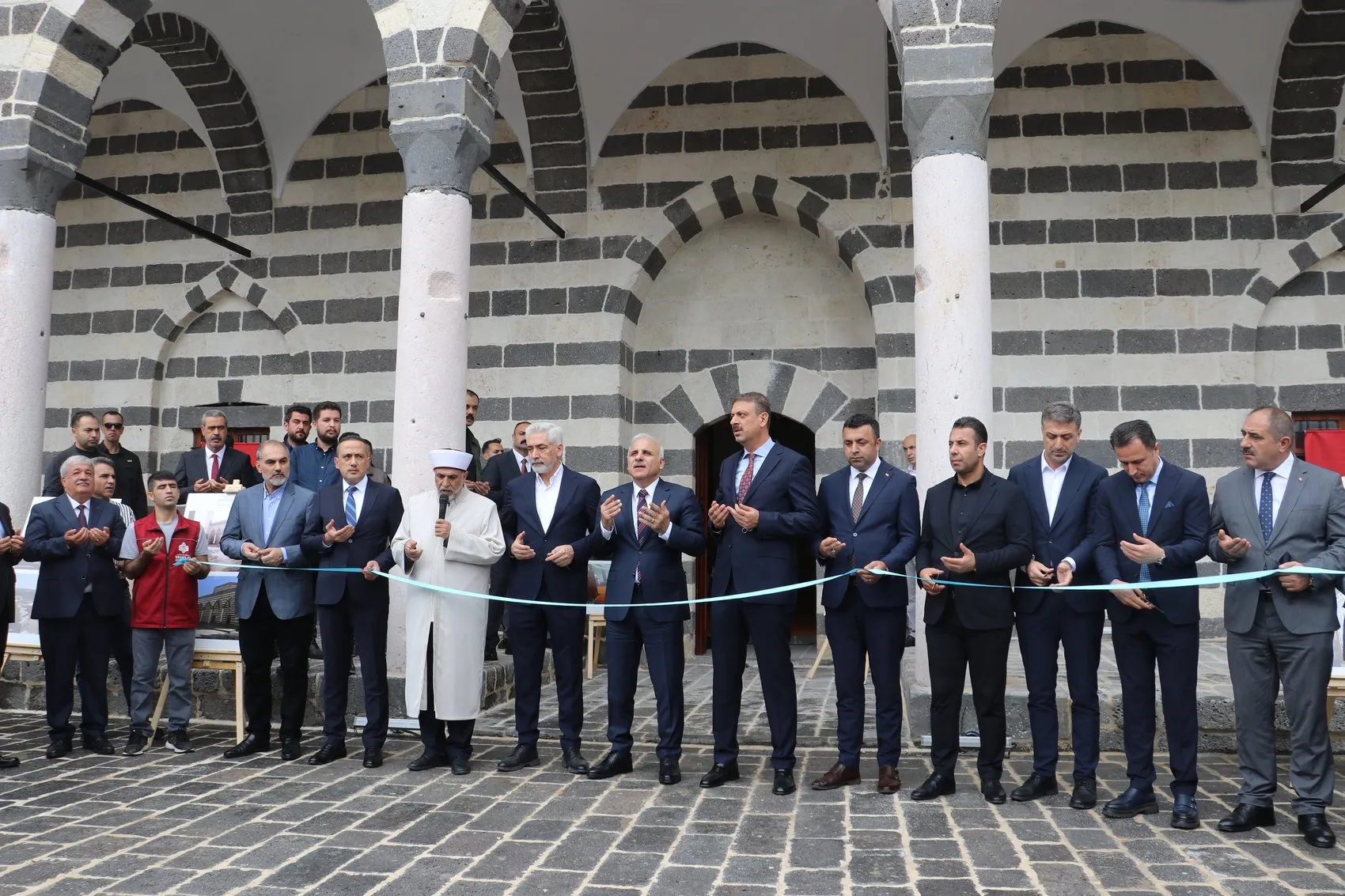 Depremde hasar gören 6 tarihi cami yeniden ibadete açıldı