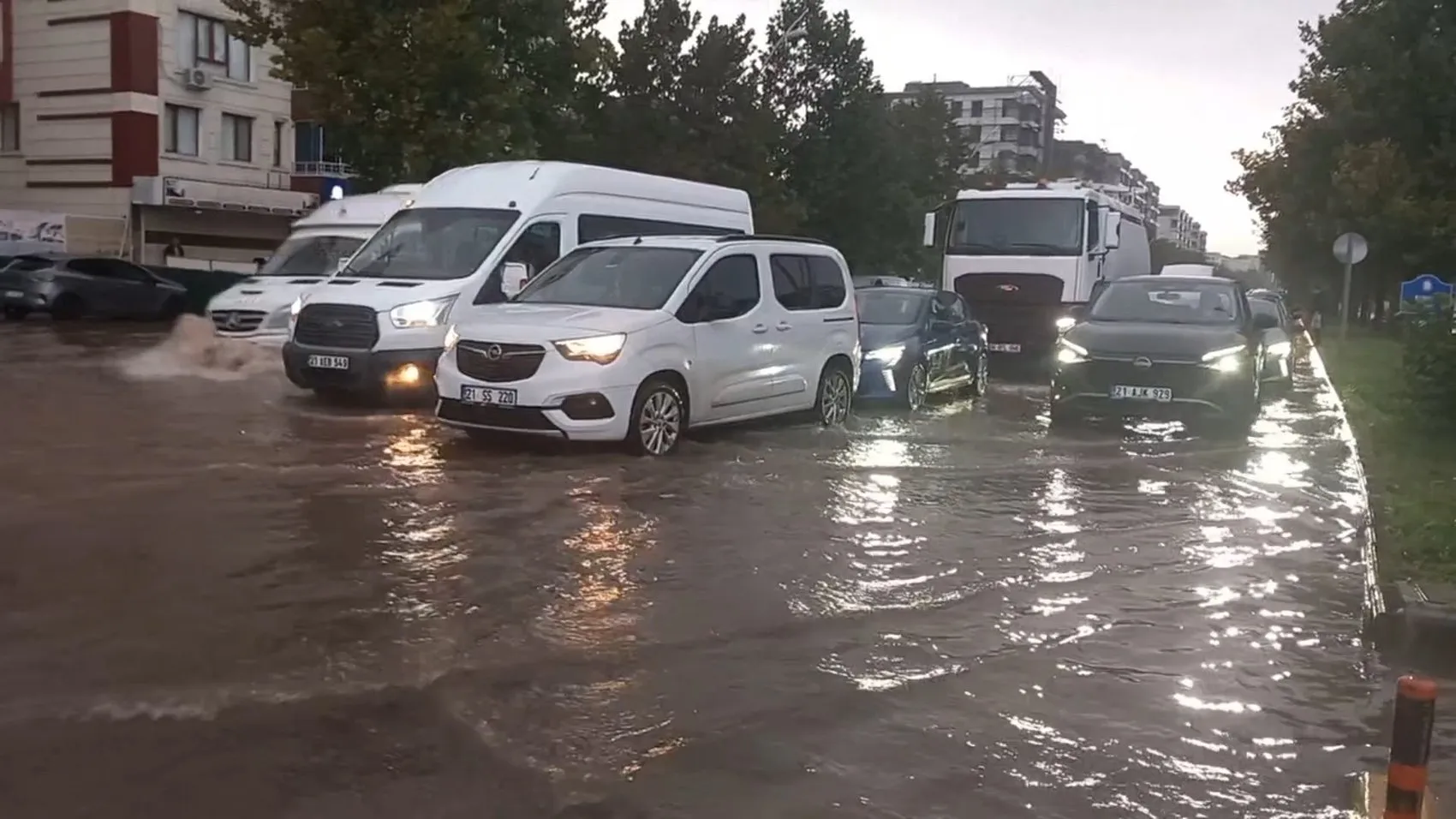 Diyarbakır'da sağanak yağış hayatı felç etti