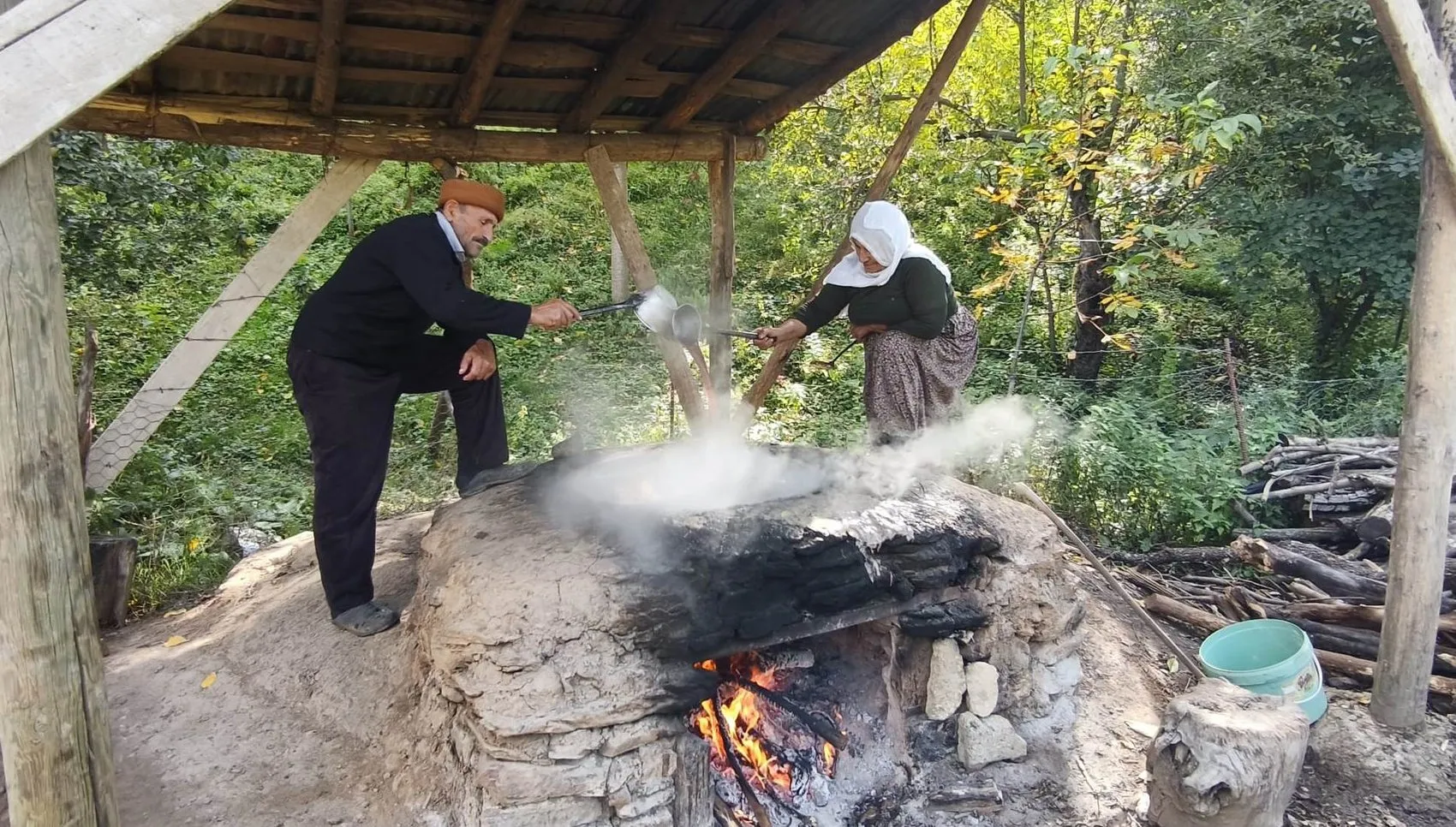 Bitlis Hizan'da asırlık üzüm pekmezi geleneği imece usulüyle yaşatılıyor