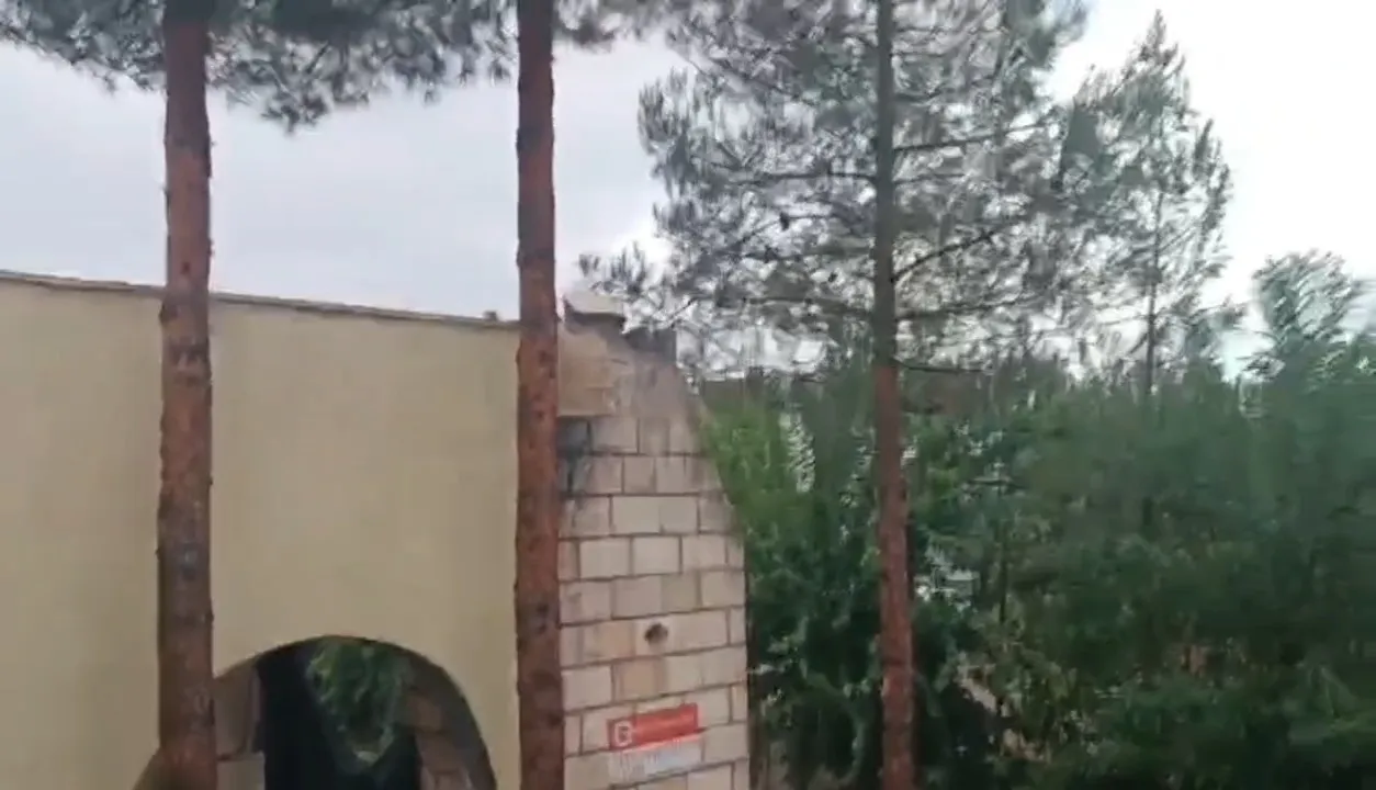 Diyarbakır'da şiddetli rüzgar cami minaresini evin üzerine devirdi