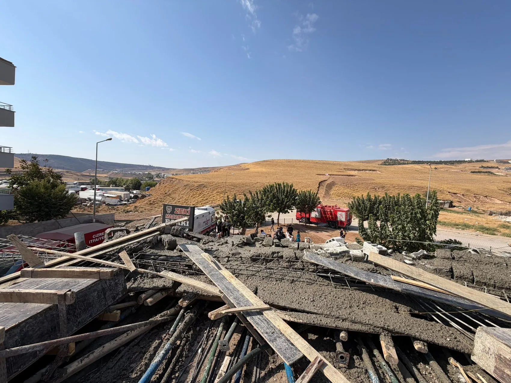 Cizre'de inşaat halindeki evin ikinci katı çöktü: 5 yaralı