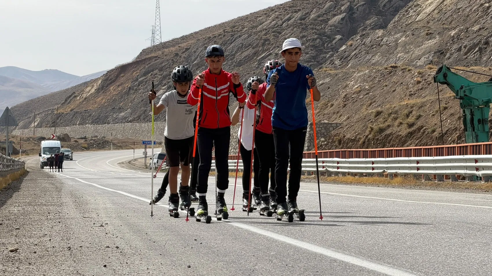 Yüksekova'da sporcular antrenman pisti olmadığı için trafiğin aktığı yollarda çalışıyor