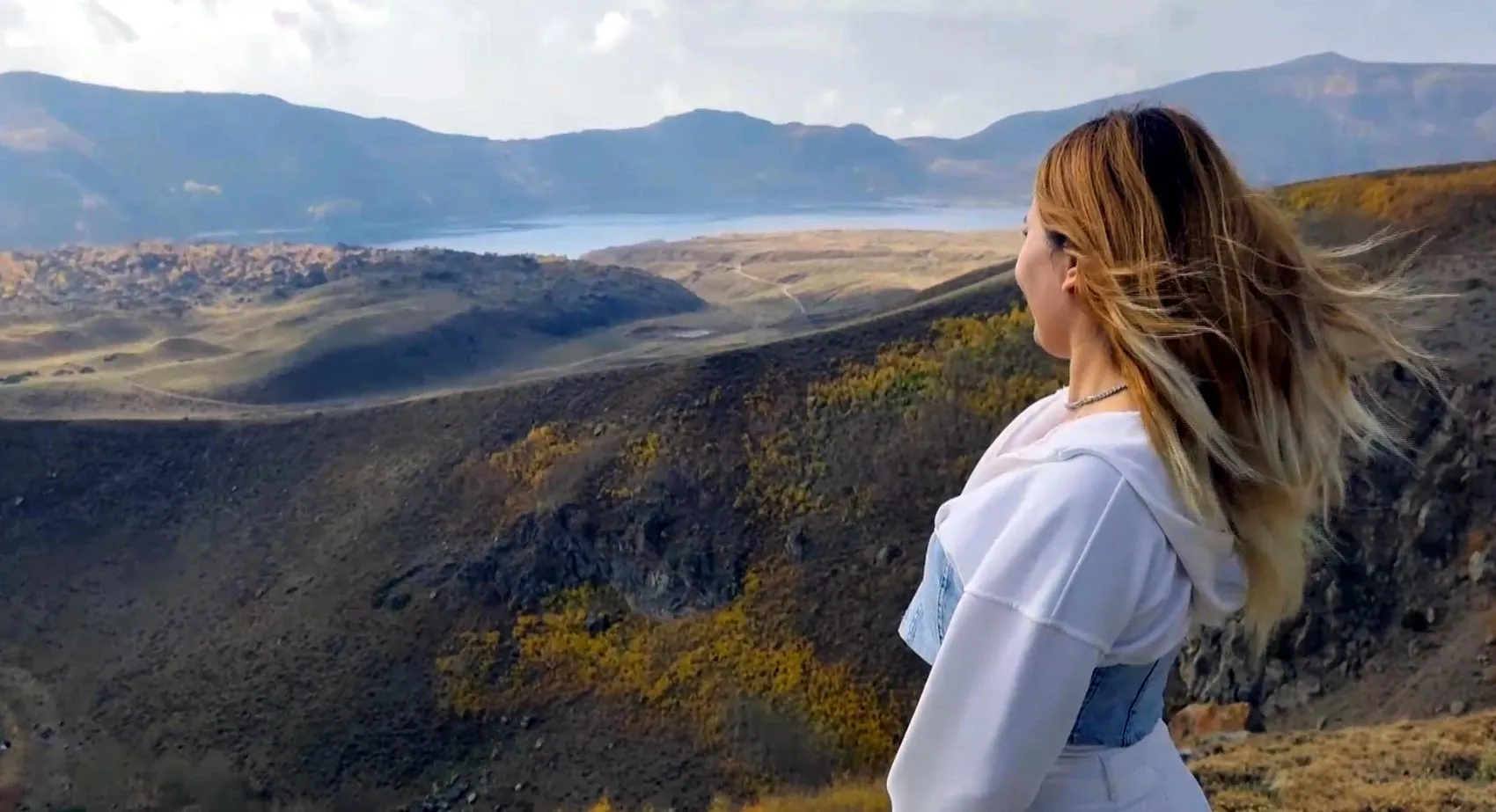 Muşlu doğaseverler Nemrut Kalderası'nın sonbahar renkleri arasında yürüdü