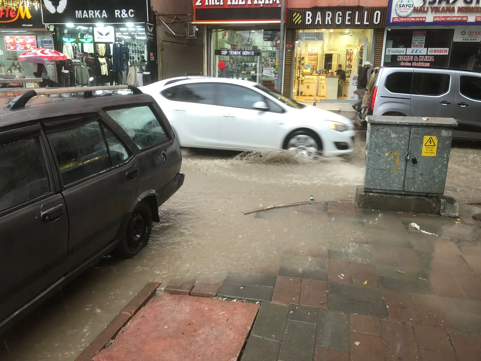 Siirt'te sağanak ve dolu yağışı günlük yaşamı felç etti