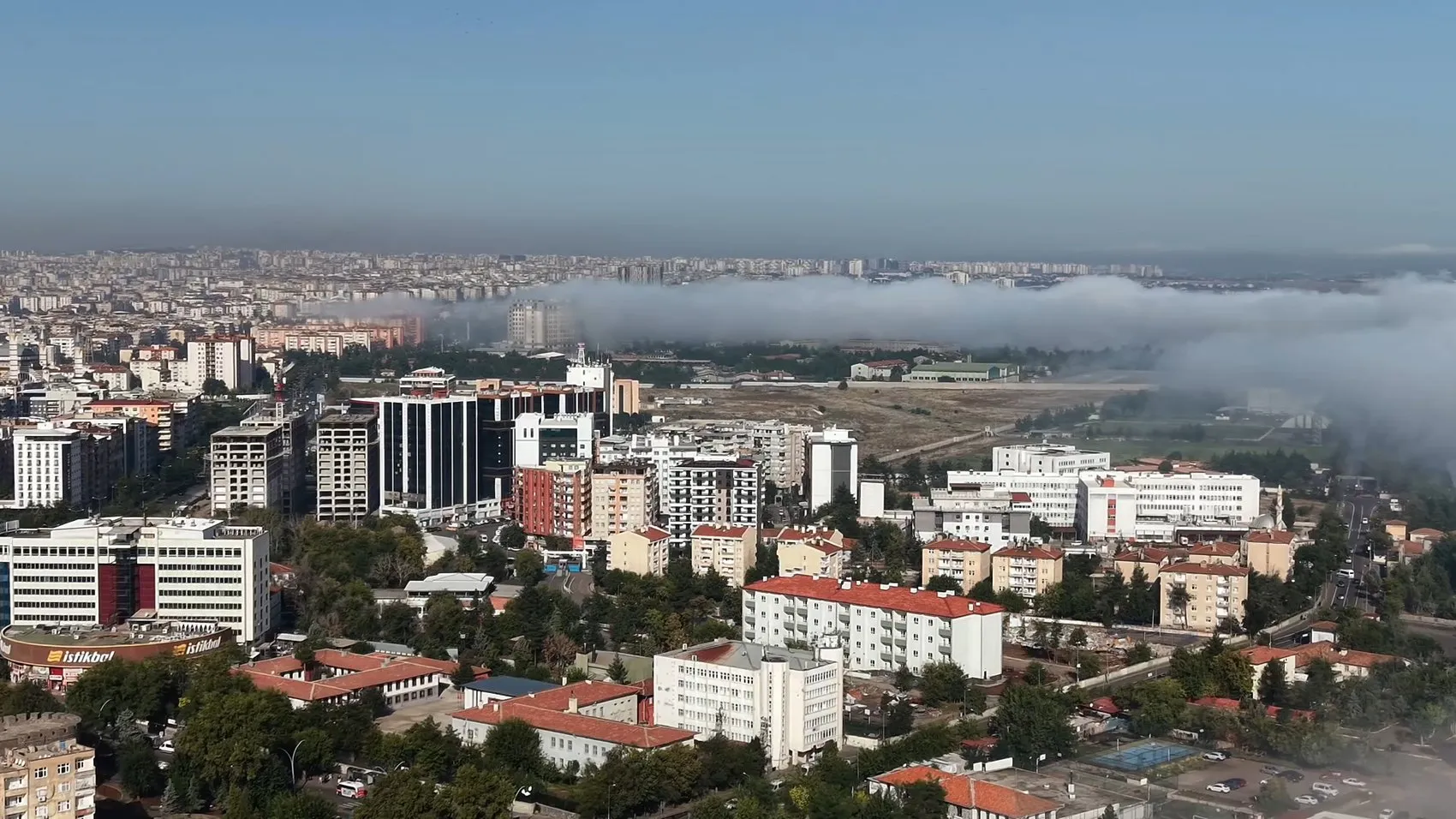 Diyarbakır'da yoğun sis tarihi dokuyu büyüleyici bir görünüme kavuşturdu