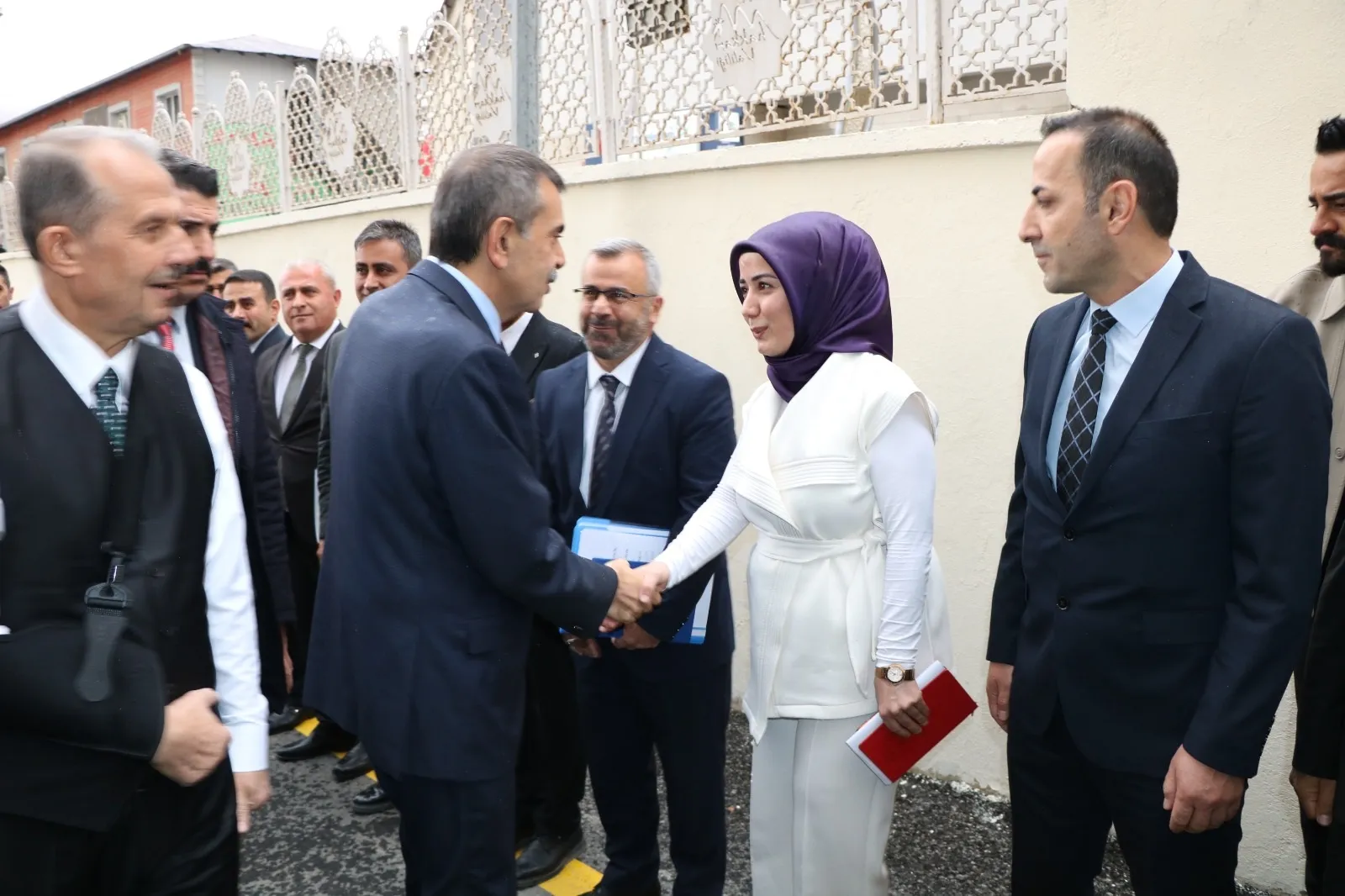 Bakan Tekin Hakkari eğitim yatırımlarını ve başarı verilerini değerlendirdi
