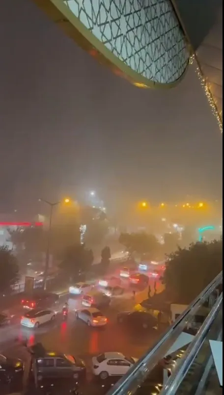 Mardin'de aniden bastıran sağanak ve dolu hayatı felç etti