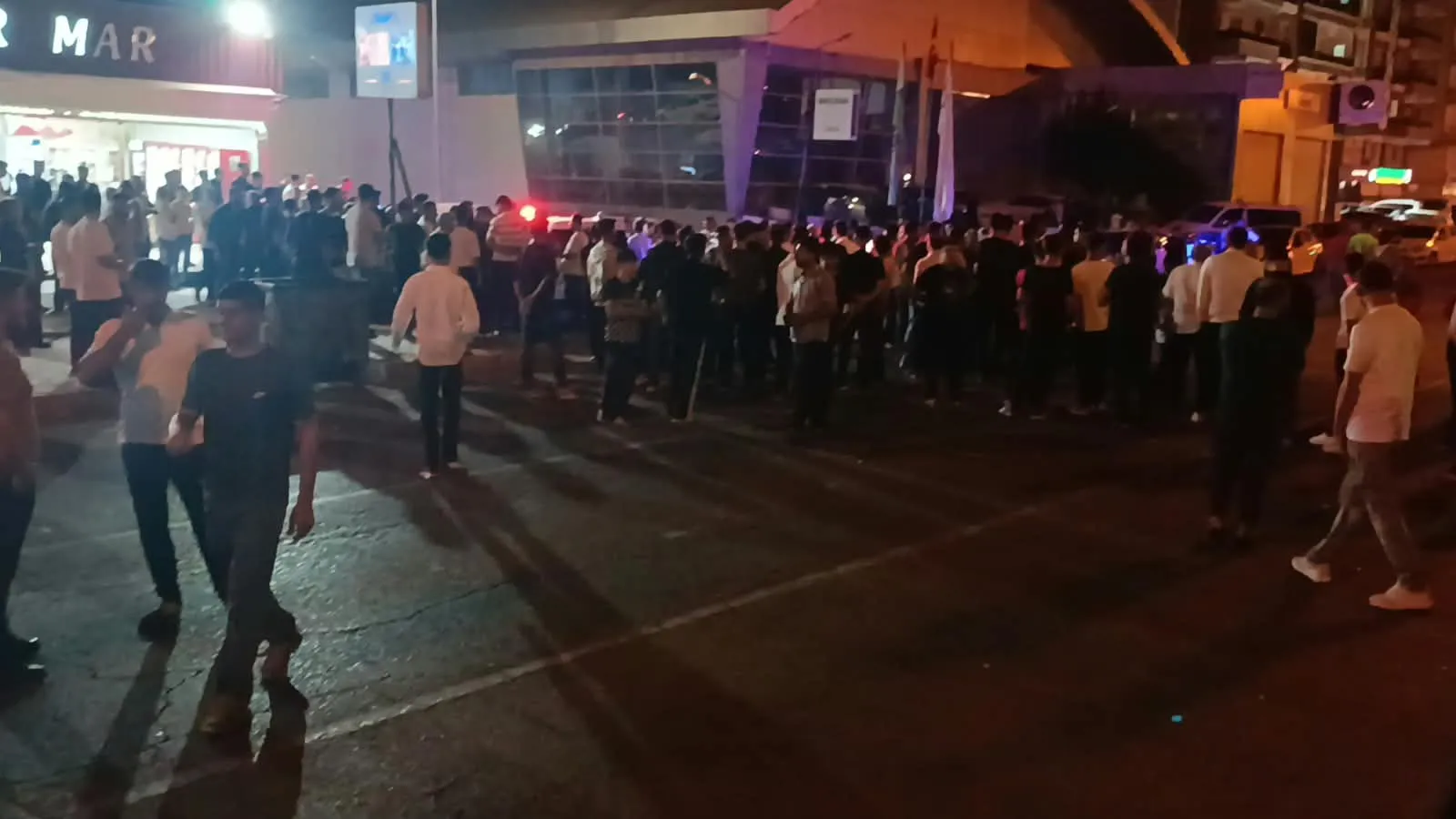 Batman'da kaza sonrası mahalleli yolu trafiğe kapattı