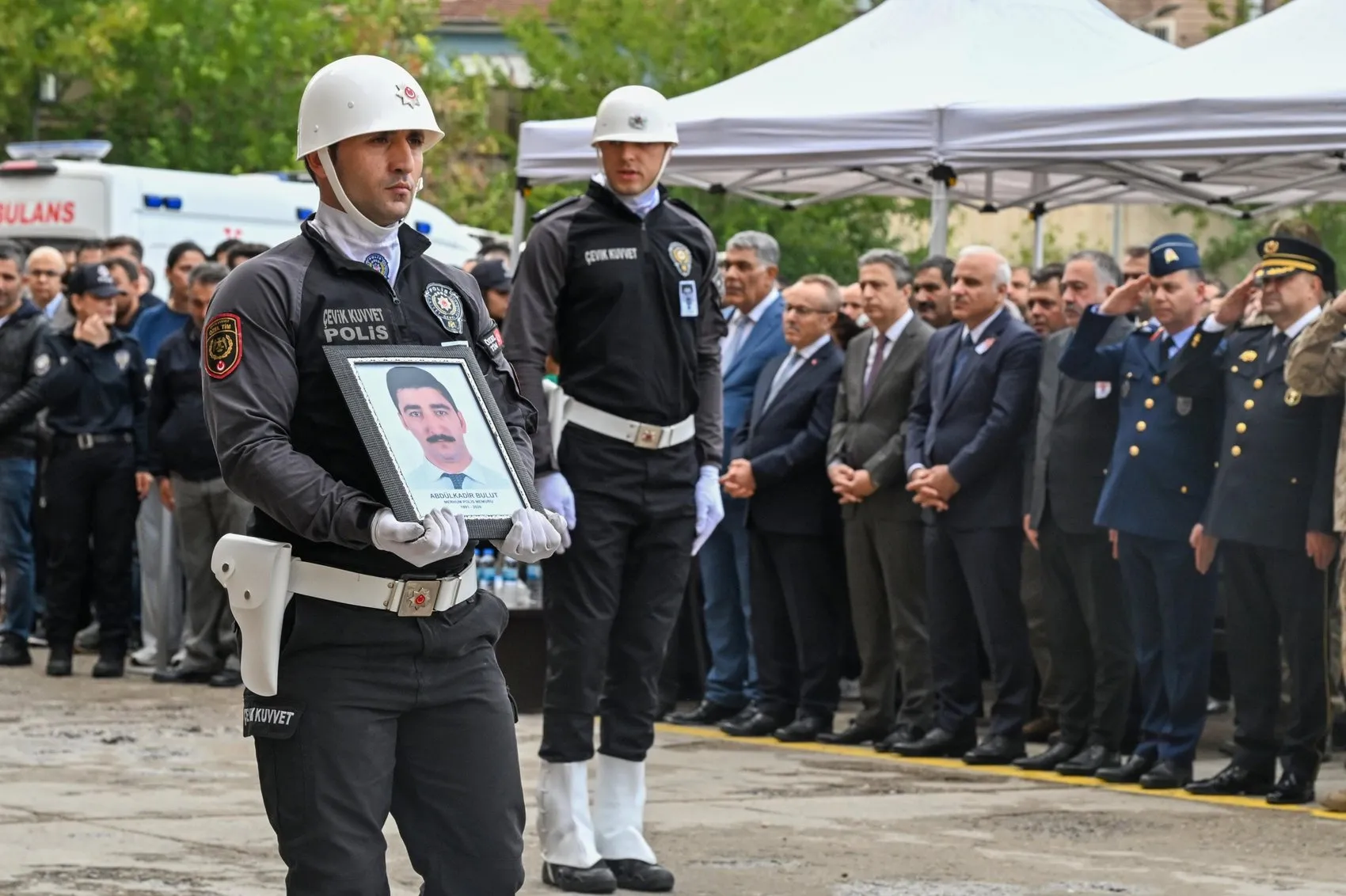 Diyarbakır'da görevli polis memuru Abdülkadir Bulut son yolculuğuna uğurlandı