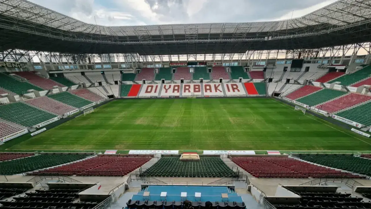 Amedspor'un yuvasına yüksek güvenlik: Diyarbakır Stadı'nda 5 metrelik kapı  dönemi