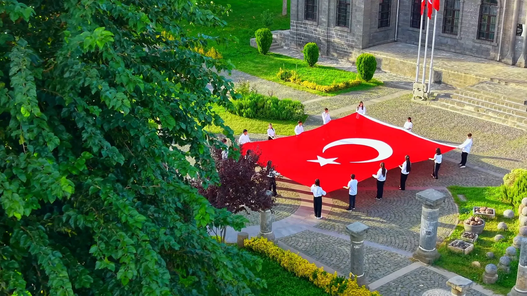 Diyarbakır İçkale'de dev Türk bayrağıyla Cumhuriyet kutlaması