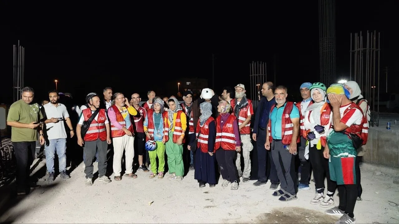 Diyarbakırlı bisikletçiler 3 bin kilometre pedal çevirip İran'daki okul saldırısını andı