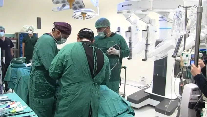 Şanlıurfa'da 12 yıllık ağrıya robotik cerrahi ile son verildi