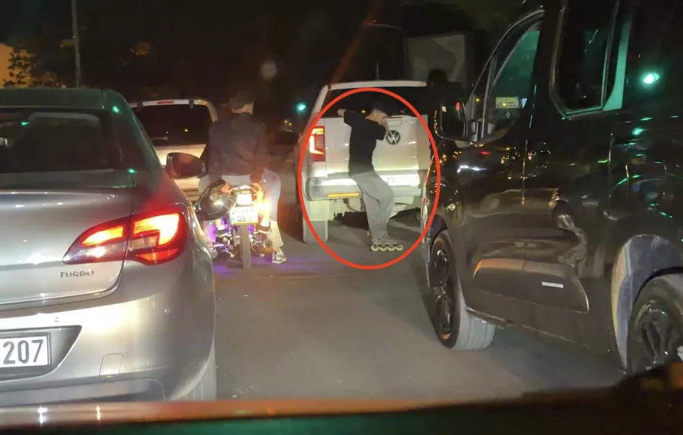 Diyarbakırda patenli çocukların tehlikeli kamyonet yolculuğu kameraya yansıdı